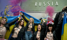 Des membres du groupe russe Pussy Riot et du collectif féministe ukrainien Femen manifestent contre la participation de la Russie à la Biennale de Venise devant le pavillon russe le 6 mai 2026 ( AFP / Marco BERTORELLO )