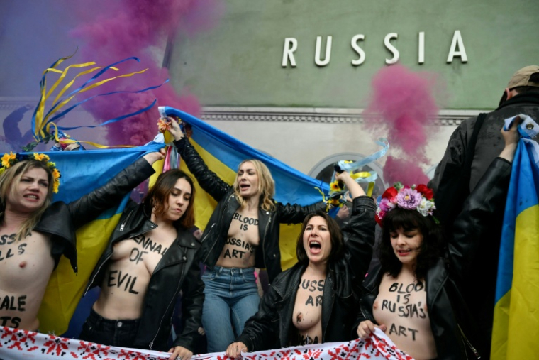 Des membres du groupe russe Pussy Riot et du collectif féministe ukrainien Femen manifestent contre la participation de la Russie à la Biennale de Venise devant le pavillon russe le 6 mai 2026 ( AFP / Marco BERTORELLO )