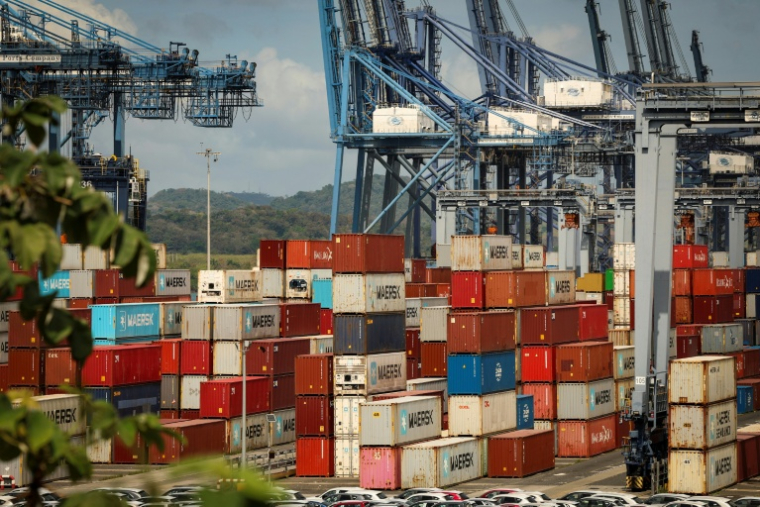 Des conteneurs au port de Balboa, géré par CK Hutchison Holdings, société basée à Hong Kong, à l'entrée du canal de Panama, le 23 février 2026 à Panama City ( AFP / MARTIN BERNETTI )