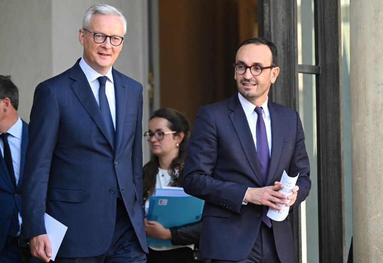 Le ministre de l'Economie et des Finances Bruno Le Maire et le ministre délégué aux Comptes publics Thomas Cazeneuve, le 27 septembre 2023, à l'Elysée. ( AFP / BERTRAND GUAY )
