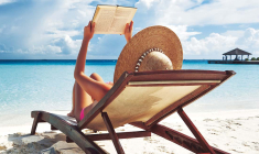 «Le Revenu» vous a préparé un éventail éclectique pour vos lecture de l'été. (© Shutterstock)