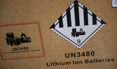 Utilisé notamment dans les batteries de voitures électriques ou de téléphones, le lithium, substance toxique pour la reproduction, est aussi un perturbateur endocrinien, selon l'Anses  ( AFP / Patrick T. FALLON )