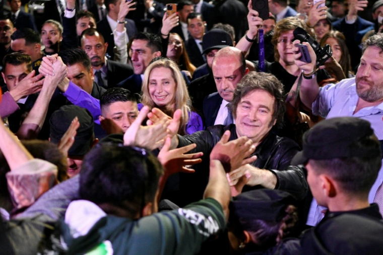 Le président argentin Javier Milei salue ses partisans, le 26 octobre 2025 à Buenos Aires ( AFP / LUIS ROBAYO )