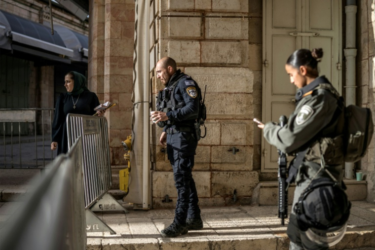 Barrage de la police israélienne filtrant les accès à l’église du Saint-Sépulcre où  est célébrée la messe de Pâques, à huis clos en raison de la guerre, dans la vieille ville de Jérusalem, le 5 avril 2026  ( AFP / MARCO LONGARI )