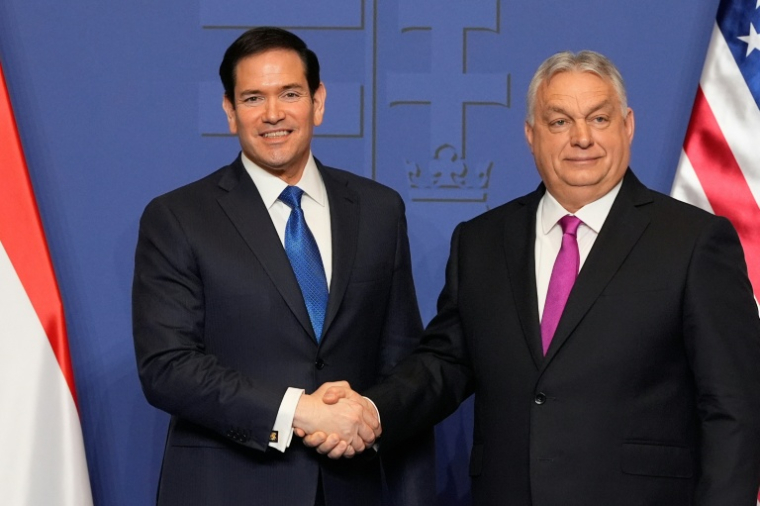 Le chef de la diplomatie américaine Marco Rubio (g) et le Premier ministre hongrois Viktor Orban à Budapest, le 16 février 2026 ( Pool AP / Alex Brandon )