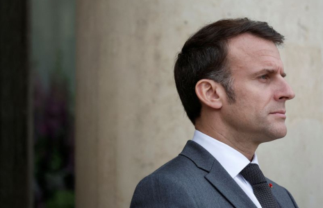 Le président français Emmanuel Macron accueille le Premier ministre japonais Fumio Kishida au palais de l'Élysée à Paris