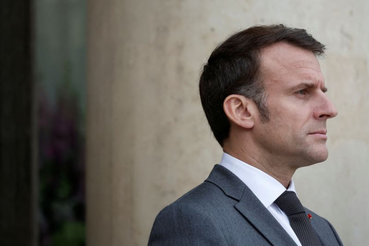 Le président français Emmanuel Macron accueille le Premier ministre japonais Fumio Kishida au palais de l'Élysée à Paris