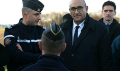 Le ministre de l'Intérieur, Laurent Nuñez, avec de gendarmes à Domont (Val-d'Oise), le 31 décembre 2025 ( POOL / Alain JOCARD )