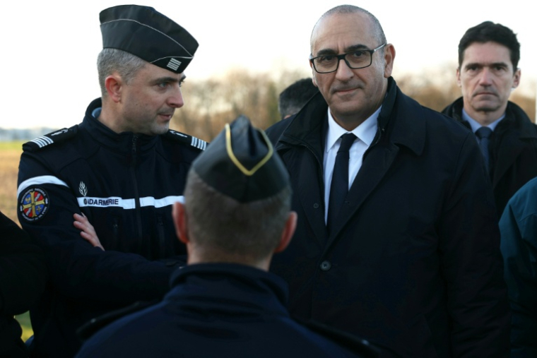Le ministre de l'Intérieur, Laurent Nuñez, avec de gendarmes à Domont (Val-d'Oise), le 31 décembre 2025 ( POOL / Alain JOCARD )