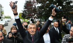 Andrej Babis à son arrivée devant ses partisans à Prague, en République tchèque, après les résultats des législatives le 4 octobre 2025. ( AFP / Michal Cizek )