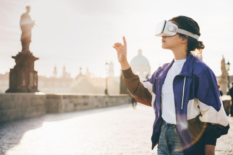 Les musées s’équipent de plus en plus en casques de réalité virtuelle pour proposer une expérience inédite aux visiteurs. ( crédit photo : Shutterstock )