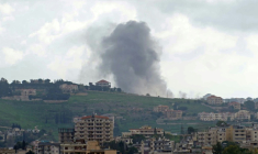 Un panache de fumée s'élève au dessus du village de Choukine, au Liban le 9 avril 2026, à la suite d'une frappe israélienne ( AFP / Abbas Fakih )