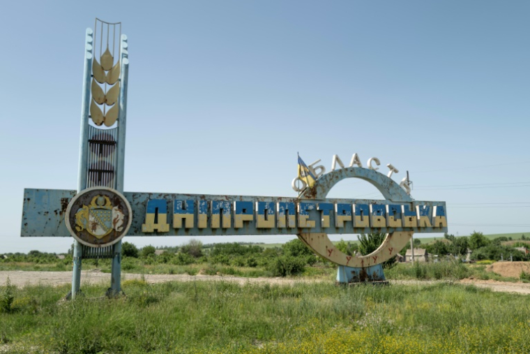 Panneau marquant l'entrée dans la région ukrainienne de Dnipropetrovsk, contre laquelle l'armée russe a annoncé le 8 juin 2025 avoir déclenché ne offensive ( AFP / Florent VERGNES )