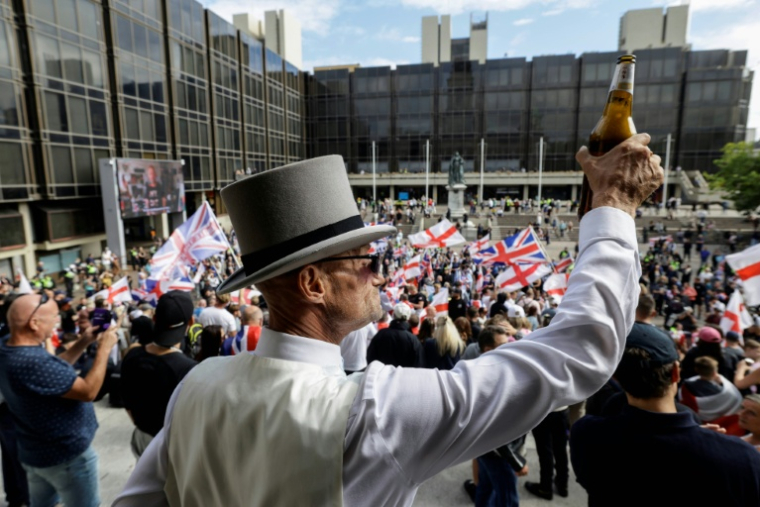 Manifestation anti-immigration dans la ville de Portsmouth, dans le sud de l'Angleterre (Royaume-Uni), le 12 septembre 2026 ( AFP / Brook Mitchell )