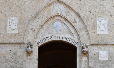 Vue de l'entrée du siège de Monte dei Paschi di Siena (MPS)  à Sienne, Italie