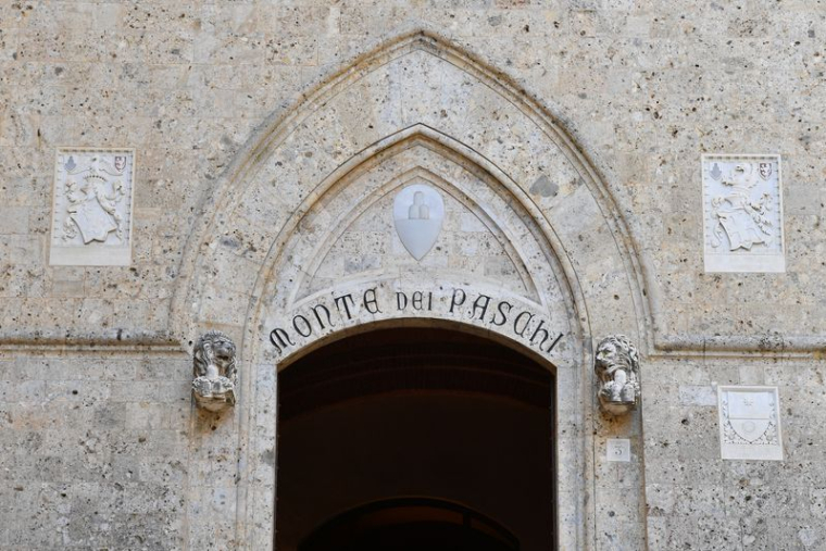Vue de l'entrée du siège de Monte dei Paschi di Siena (MPS)  à Sienne, Italie