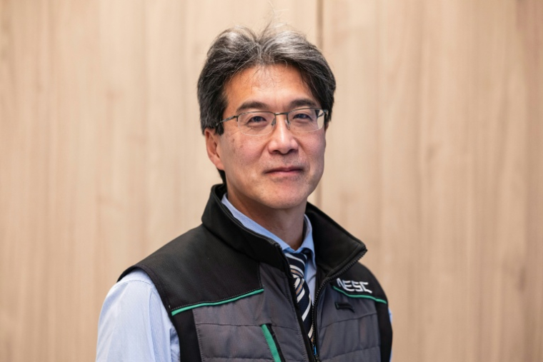 Ayumi Kurose, directeur des opérations d'AESC France, le 13 novembre 2025 à  Lambres-lez-Douai ( AFP / Sameer Al-DOUMY )