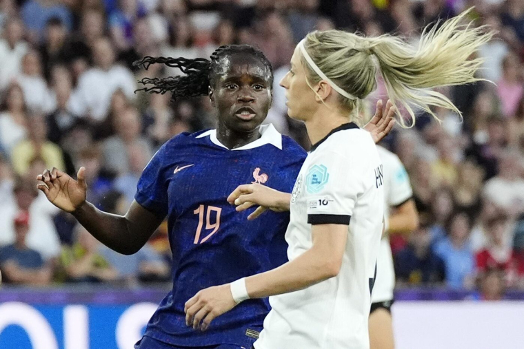 Pour Griedge Mbock, la France a manqué d'agressivité