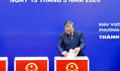 Le secrétaire général du Parti communiste vietnamien, To Lam, dépose son bulletin dans un bureau de vote à Hanoï, le 15 mars 2026 ( AFP / -STR )