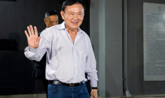 L'ancien Premier ministre et homme d'affaires thaïlandais Thaksin Shinawatra quitte le siège du Parti Pheu Thai à Bangkok, le 29 août 2025 ( AFP / Chanakarn LAOSARAKHAM )