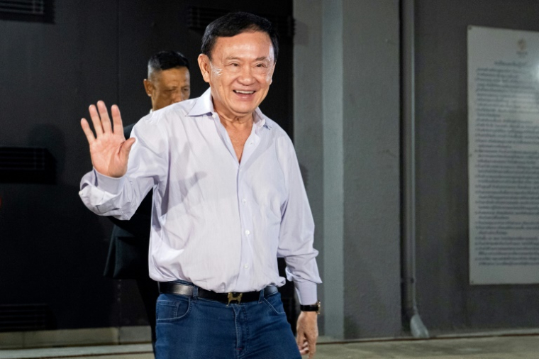 L'ancien Premier ministre et homme d'affaires thaïlandais Thaksin Shinawatra quitte le siège du Parti Pheu Thai à Bangkok, le 29 août 2025 ( AFP / Chanakarn LAOSARAKHAM )