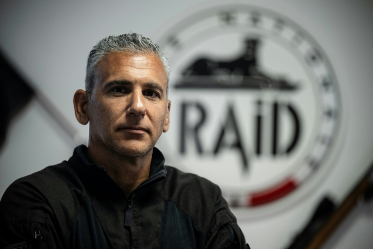 Guillaume Cardy, le patron du RAID, dans son bureau au quartier général du RAID, à Bièvres, dans la banlieue sud de Paris, le 8 octobre 2025 ( AFP / JULIEN DE ROSA )