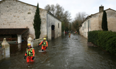 Des sauveteurs en mer dans une rue inondée lors d'une opération visant à évacuer des habitants isolés à Courcoury, en Charente-Maritime, le 21 février 2026 ( AFP / ROMAIN PERROCHEAU )