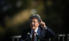 Jean-Luc Mélenchon à Châteauneuf-sur-Isère, le 23 août 2026. ( AFP / OLIVIER CHASSIGNOLE )