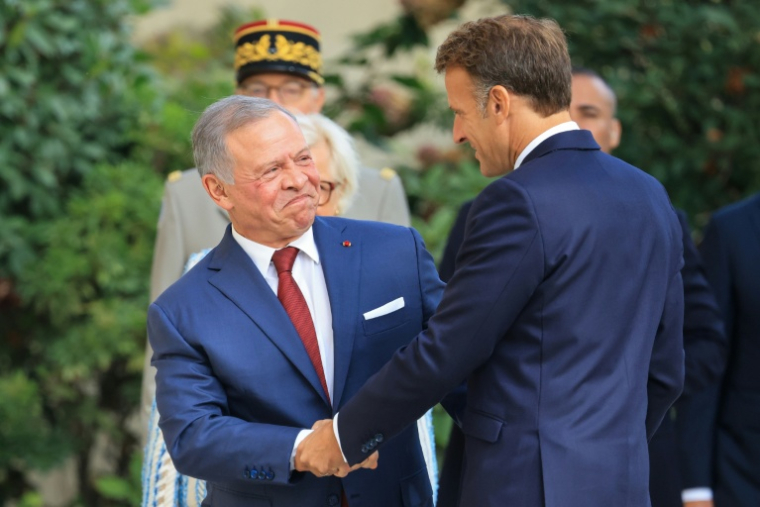 Le président français Emmanuel Macron (D) salue le roi Abdallah II de Jordanie (G) à Paris le 17 septembre 2026 ( AFP / Ludovic MARIN )