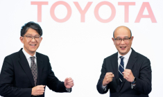 Le PDG de Toyota Koji Sato (à gauche) et le directeur financier qui qui va le remplacer Kenta Kon (à droite) à l'issue d'une conférence de presse à Tokyo le 6 février 2026 ( AFP / Yuichi YAMAZAKI )