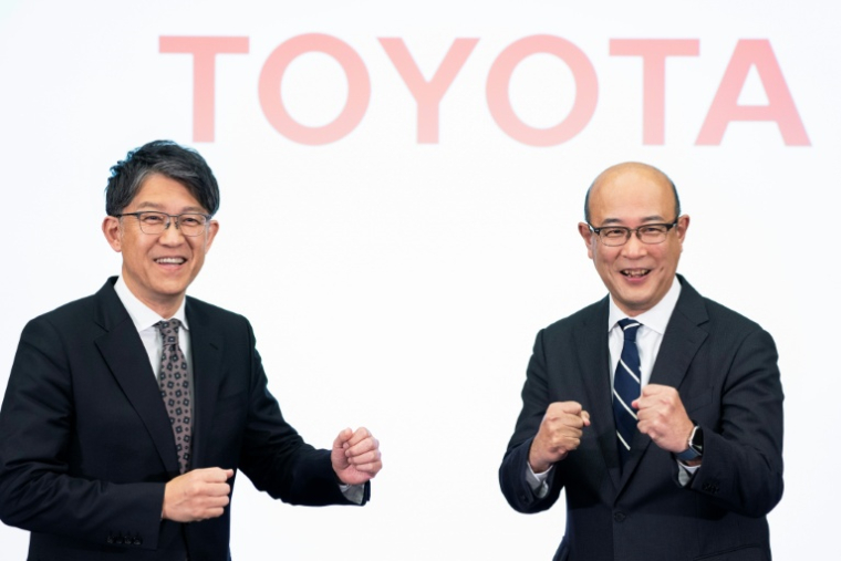 Le PDG de Toyota Koji Sato (à gauche) et le directeur financier qui qui va le remplacer Kenta Kon (à droite) à l'issue d'une conférence de presse à Tokyo le 6 février 2026 ( AFP / Yuichi YAMAZAKI )