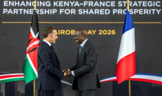 Le président français Emmanuel Macron (à gauche) et le président kényan William Ruto (à droite) à la résidence présidentielle kényane avant un sommet franco-africain "Africa Forward" à Nairobi, le 10 mai 2026 ( AFP / Luis TATO )
