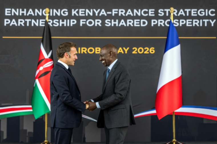 Le président français Emmanuel Macron (à gauche) et le président kényan William Ruto (à droite) à la résidence présidentielle kényane avant un sommet franco-africain "Africa Forward" à Nairobi, le 10 mai 2026 ( AFP / Luis TATO )