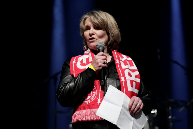 Sylvie Godard, la mère du journaliste sportif Christophe Gleizes emprisonné en Algérie, prononce un discours lors d'une soirée organisée en solidarité par Reporters sans frontières (RSF) au Bataclan à Paris, le 29 janvier 2026 ( AFP / STEPHANE DE SAKUTIN )