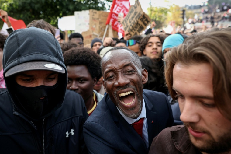 Bally Bagayoko, maire LFI de Saint-Denis, est acclamé à son arrivée place de la Bastille pour le début d'une manifestation des lycéens, le 8 septembre 2026 à Paris ( AFP / SIMON WOHLFAHRT )