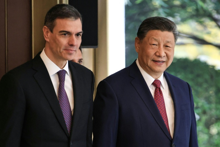 Le président chinois Xi Jinping (d) et le Premier ministre espagnol Pedro Sanchez arrivent à une réunion bilatérale à la résidence Diaoyutai à Pékin, le 11 avril 2025 ( POOL / Andres MARTINEZ CASARES )