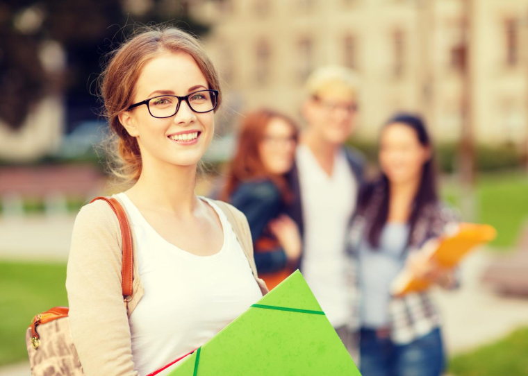 Un prêt étudiant est accordé à des conditions avantageuses pour aider les jeunes à poursuivre leurs études. ( crédit photo : Syda Productions/Shutterstock / Syda Productions )