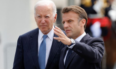 Emmanuel Macron et Joe Biden avant une cérémonie à Paris