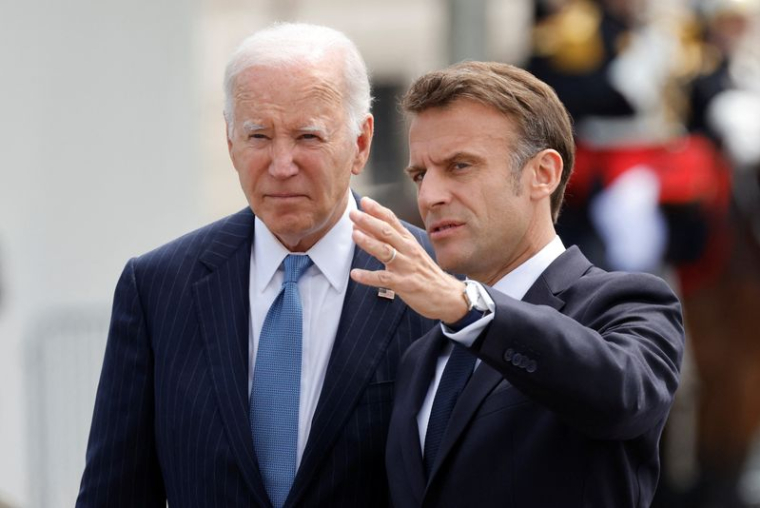 Emmanuel Macron et Joe Biden avant une cérémonie à Paris