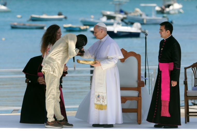 Un migrant reçu par Léon XIV lors d'une rencontre avec des associationsv à Arguineguín, dans l'archipel espagnol des Canaries, le 11 juin 2026 ( AFP / Pierre-Philippe MARCOU )