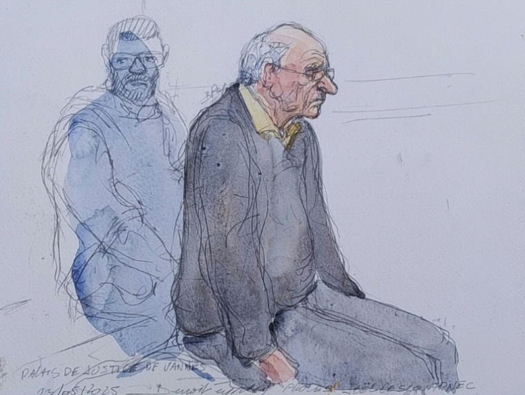 Croquis d'audience représentant l'ex-chirurgien pédocriminel Joël Le Scouarnec à son procès, le 23 mai 2025 à Vannes ( AFP / Benoit PEYRUCQ )