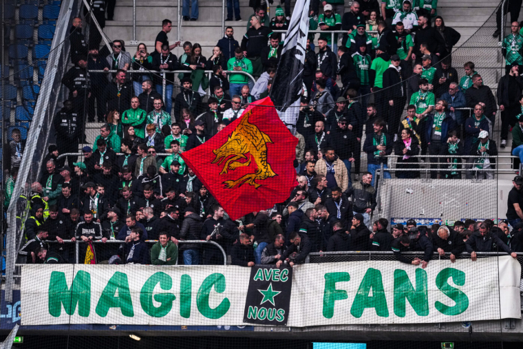 Plusieurs milliers de personnes manifestent contre la dissolution des groupes ultras à Saint-Étienne