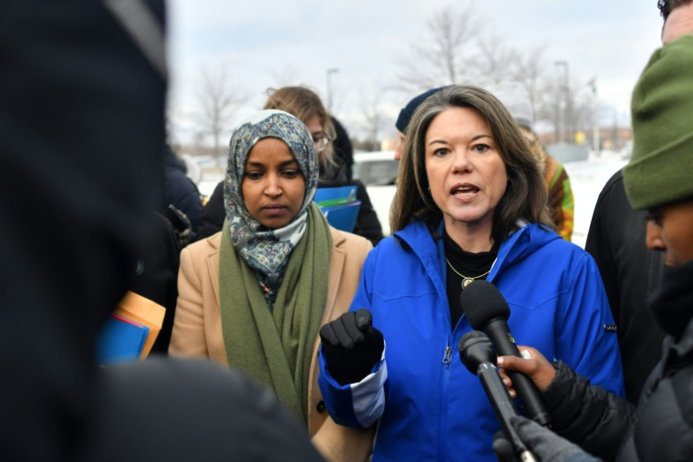 La députée démocrate Angie Craig (à droite) et sa collègue Ilhan Omar donnent une conférence de presse après leur rencontre avec des responsables fédéraux de l'immigration à Minneapolis, dans le Minnesota (nord des Etats-Unis), le 10 janvier 2026 ( AFP / Octavio JONES )