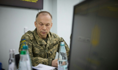 Photo prise et transmise le 22 mars 2025 par les services de la présidence ukrainienne montrant le commandant en chef des armées ukrainiennes Oleksandr Syrsky participant à une réunion à Kharkiv, la deuxième plus grande ville d'Ukraine  ( UKRAINIAN PRESIDENTIAL PRESS SERVICE / Handout )