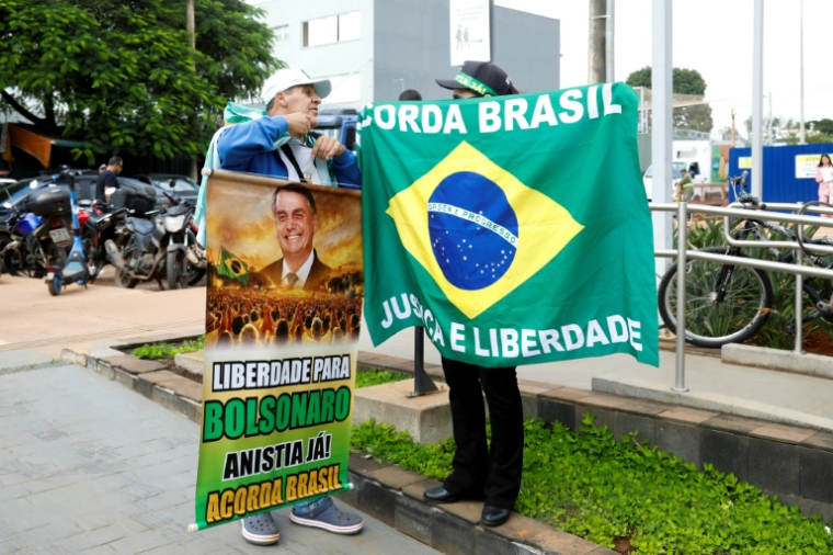 Des partisans de l'ancien président brésilien Jair Bolsonaro attendent sa sortie de l'hôpital DF Star, le 27 mars 2026 à Brasilia ( AFP / Sergio Lima )