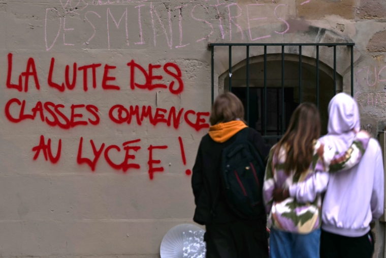 Près du lycée Sophie-Germain à Paris le 9 octobre 2026  ( AFP / LOU BENOIST )