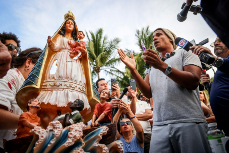 Le dissident cubain Luis Manuel Otero Alcántara s'adresse à des exilés cubains à Miami, le 18 juillet 2026 ( AFP / Giorgio Viera )