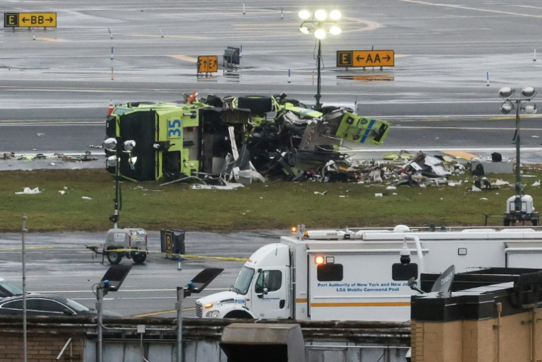 Un véhicule de secours de l'autorité portuaire de l'aéroport LaGuardia de New York entré en collision avec un avion, le 23 mars 2026 ( AFP / TIMOTHY A. CLARY )