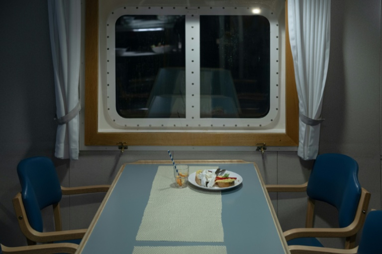 Une assiette sur une table de la cantine du ferry Sarfaq Ittuk, près de Nuuk, au Groenland, le 13 mars 2026 ( AFP / Florent VERGNES )