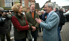 Le patron de Reform UK Nigel Farage en campagne à Crowborough, dans le sud-est de l'Angleterre, le 15 avril 20266 ( AFP / JUSTIN TALLIS )